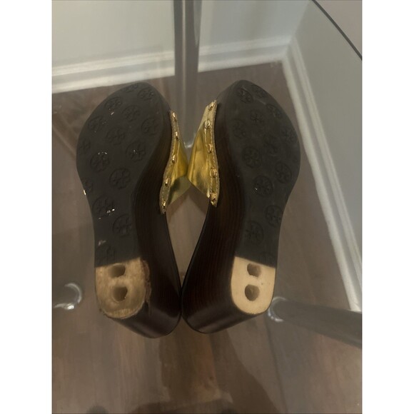 Women’s Sz 6 Tory Burch Patti wedge sandals in gold-tone metallic leather - Picture 7 of 8